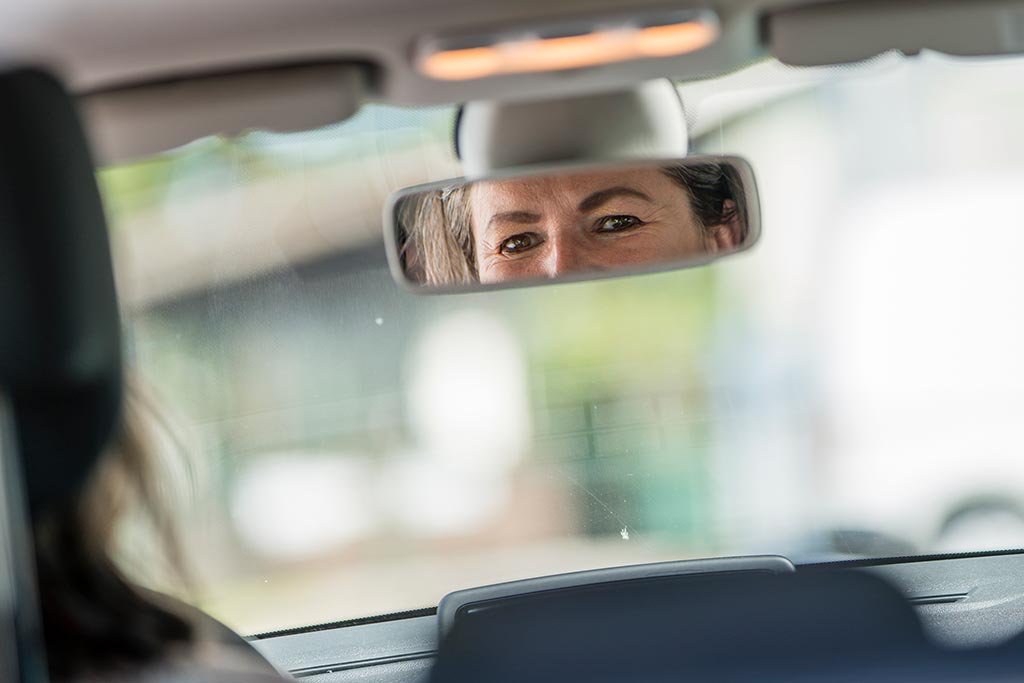 Taxifahrerin Gudrun Winklhofer Blick durch den Rückspiegel Ihres Salzburger TAxis