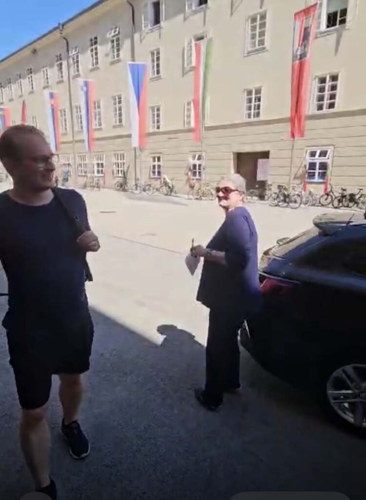 Taxi von Gudrun Winklhofer als rollendes Studio bei den Salzburger Feststspielen